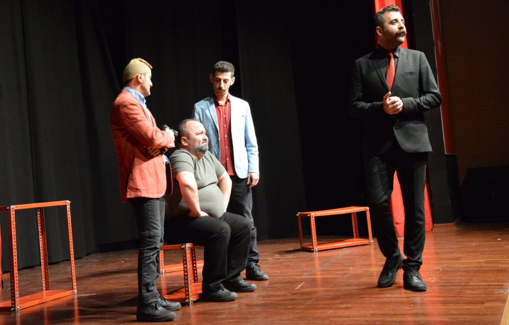 Önce Tiyatro Sonra Doğum Günü Kutlaması