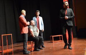 Butik Ali’ye sahnede doğum günü kutlaması