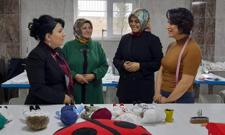 Çiçek ve Zeybek’ten kadınlara destek