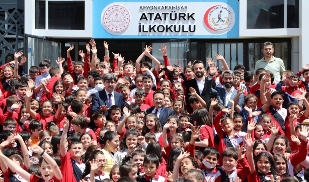 Vali Çiçek Atatürk İlkokulu’nu ziyaret etti.