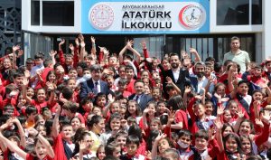 Vali Çiçek Atatürk İlkokulu’nu ziyaret etti.