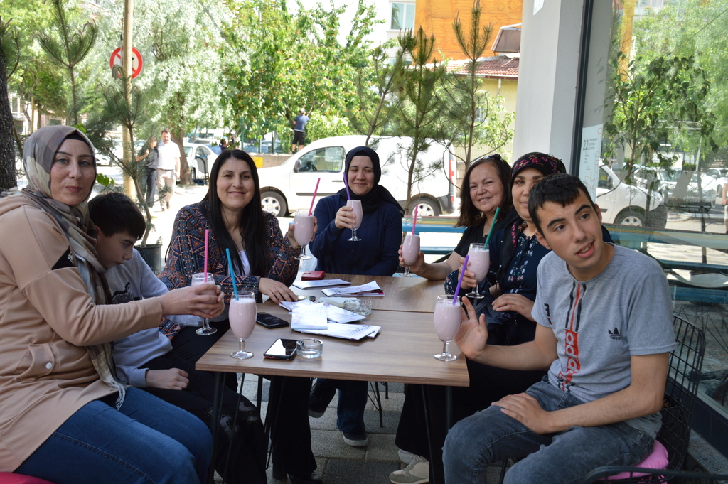 Otizmli çocukların anneleri ‘Gölge öğretmen’ oldu