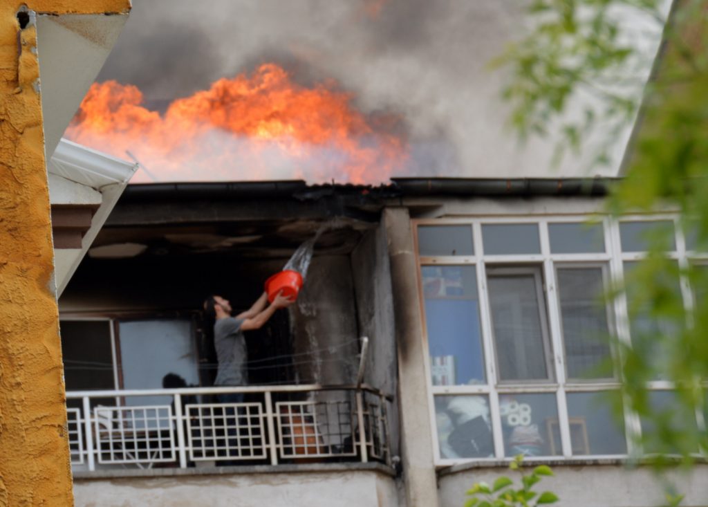 Çabası yetmedi çatı yandı