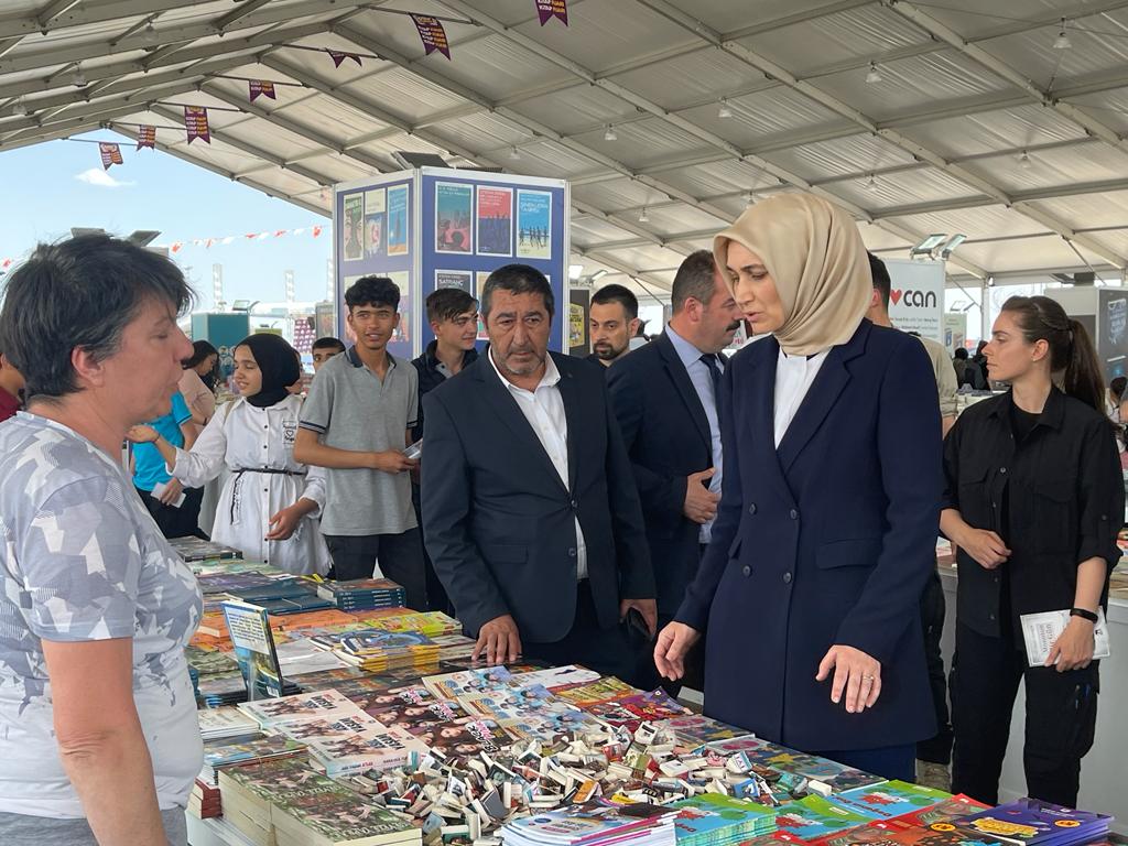Vali Yiğitbaşı, Kitap Fuarı’nı ziyaret etti