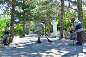 MEZARLIKLARDA BAYRAM TEMİZLİĞİ