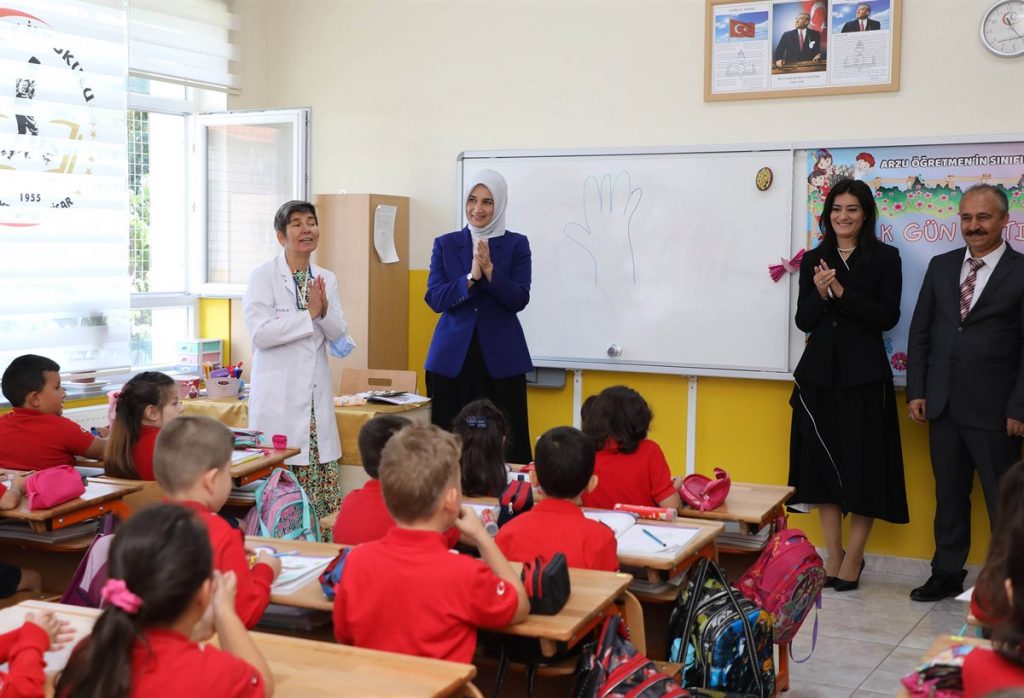 Vali Yiğitbaşı İlk Ders Zili Heyecanına Ortak Oldu