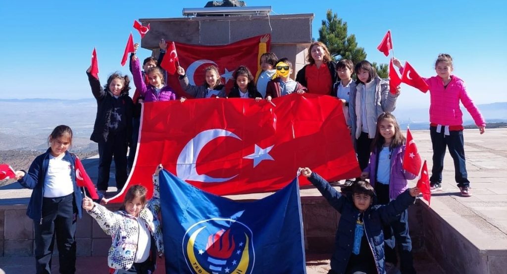 TED AFYON KOLEJİ ÖĞRENCİLERİ ŞEHİTLİKLERİ ZİYARET ETTİ