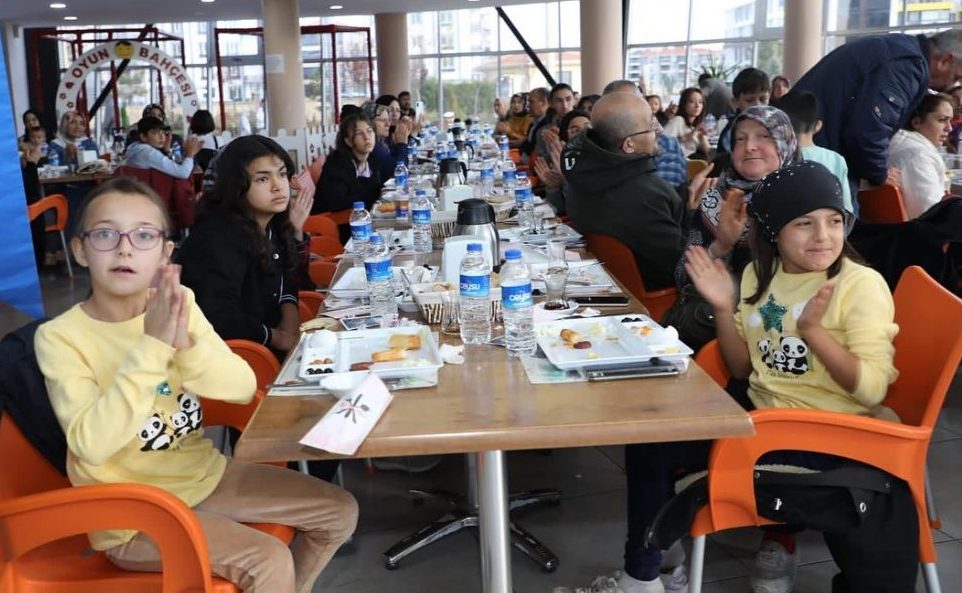 DİYABETLİ ÇOCUKLAR VE AİLELERİ KAHVALTI  ETKİNLİĞİNDE  BULUŞTU