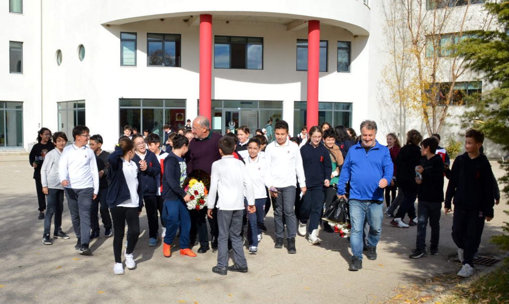 TED Öğrencileri Altan Erkekli’yi ablukaya aldı