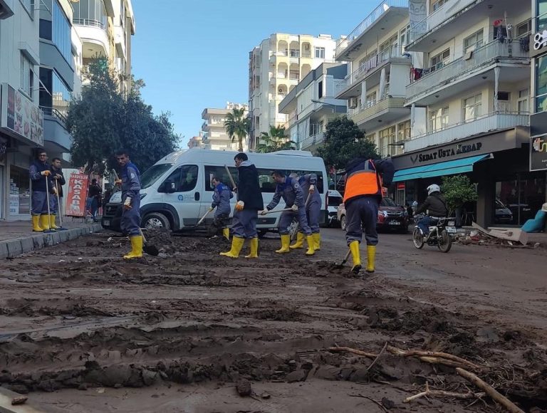 Afyonkarahisar’dan Ekipler Kumluca Sel Bölgesinde