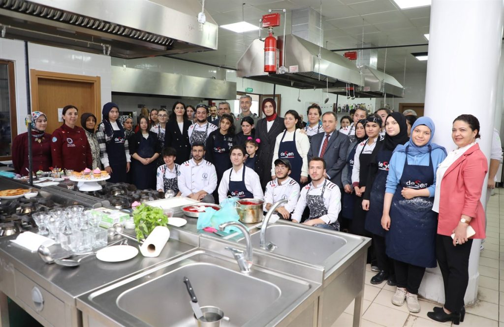Vali Yiğitbaşı Aşçılık Atölyesi’ni ziyaret etti.