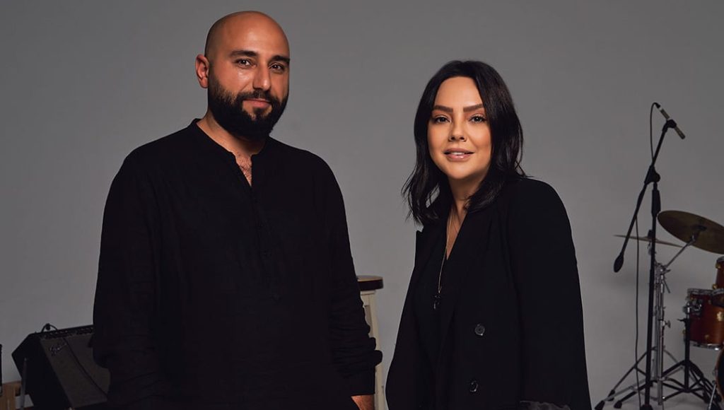 Ebru Gündeş  Dinliyor