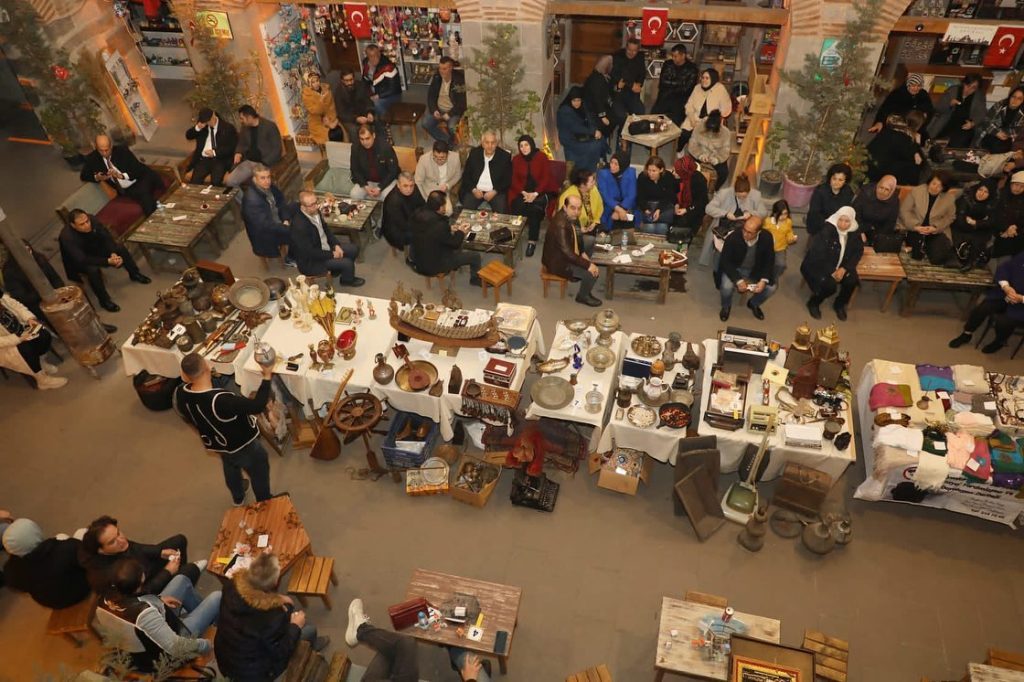 Gül Anneler Derneği Antika Mezatı düzenledi