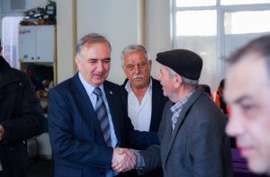 Çölovası Mustafa Enis Arabacı’yı bağrına bastı