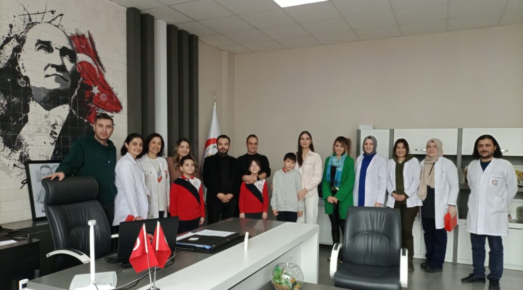 Atatürk ilkokulun da kitap okuyan veliler ödüllendirildi