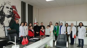 Atatürk ilkokulun da kitap okuyan veliler ödüllendirildi