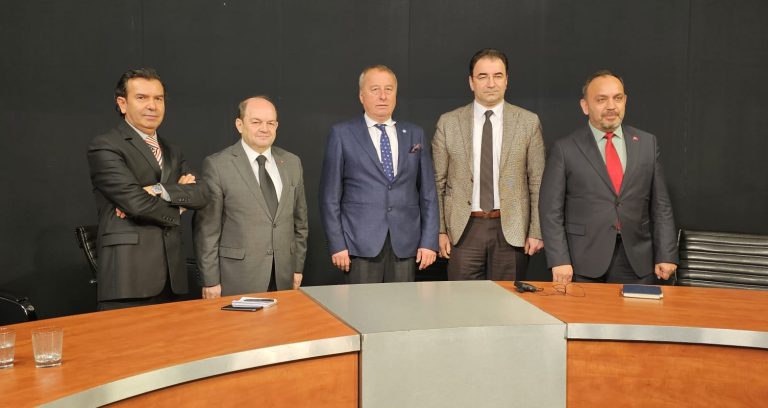 Devletin valisi iktidar vekilleri ile aynı arabada bayramlaşmaya gitmesi doğru değil.