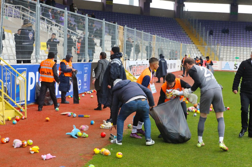 DEPREMZEDE ÇOCUKLAR İÇİN SAHAYA OYUNCAK ‘YAĞDI’