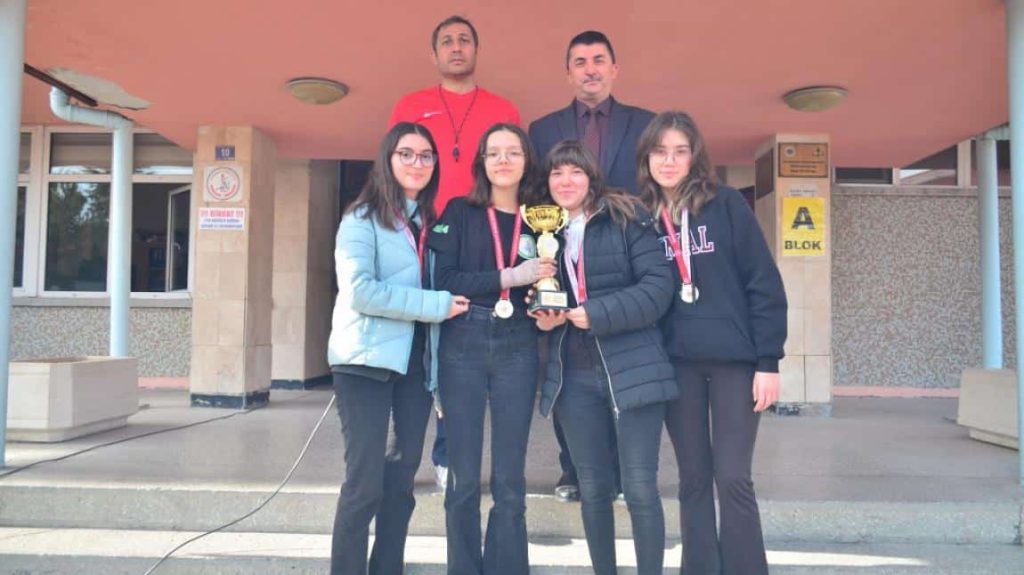 Kamil Miras Kız Tenis Takımı İl Birincisi