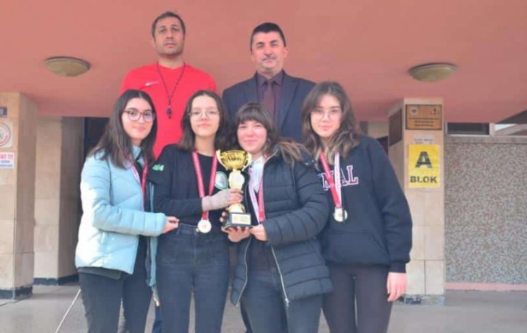Kamil Miras Kız Tenis Takımı İl Birincisi