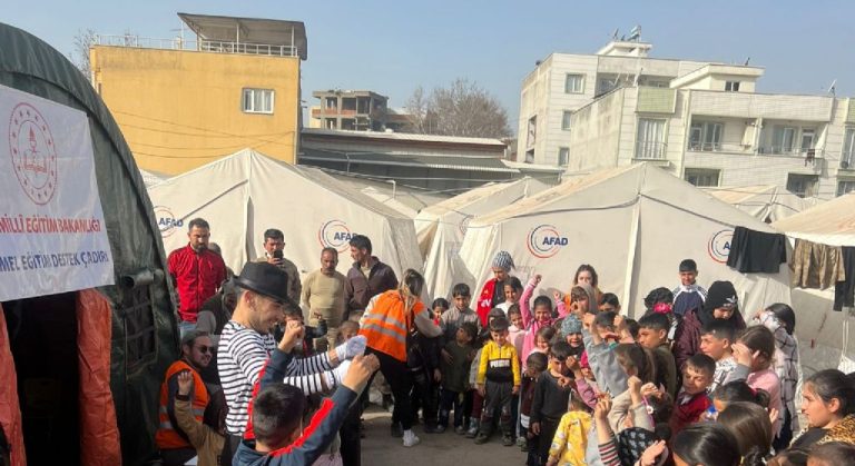 ŞEHİR TİYATROSU EKİPLERİ DEPREMZEDE ÇOCUKLARA MORAL OLDU