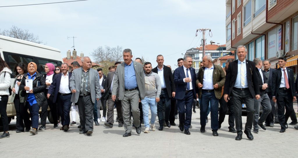 Şuhut Mustafa Enis Arabacı’yı bağrına bastı