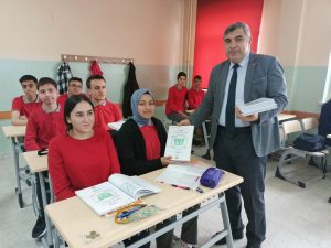 Türkiye’de İlk Afyonkarahisarlı Öğrencilere Test kitapları dağıtıldı.