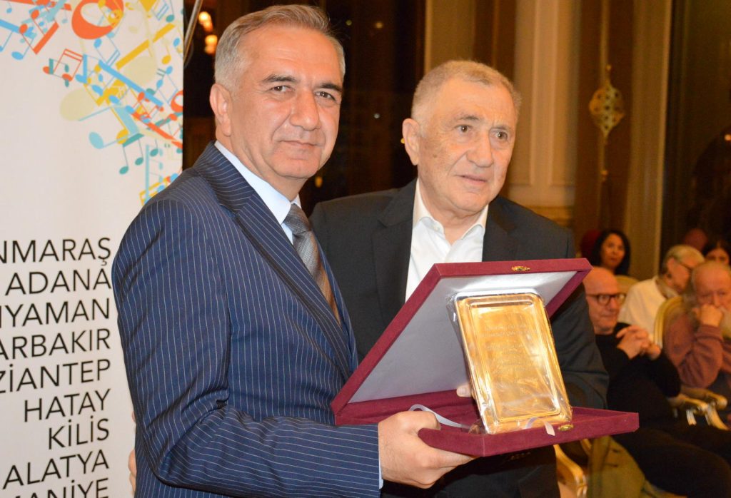 Katkılarından dolayı Arabacı’ya Festival plaketi