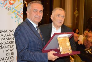 Katkılarından dolayı Arabacı’ya Festival plaketi