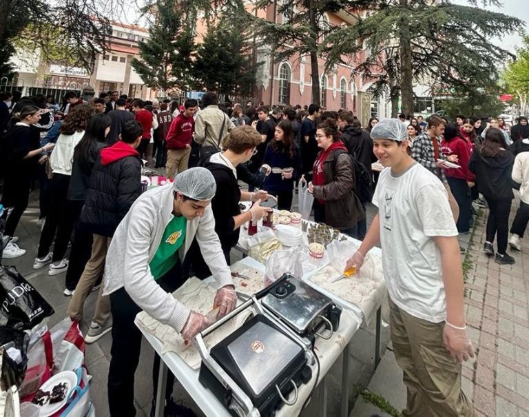 Afyon Lisesinden depremzede öğrenciler yararına  kermes