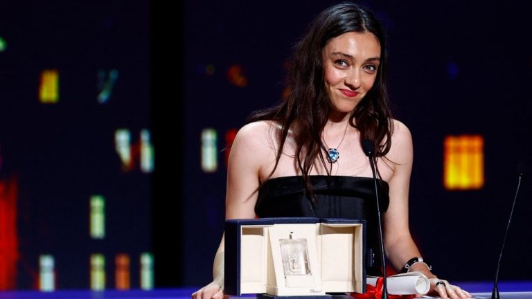 Merve Dizdar, Cannes Film Festivali’nde En İyi Kadın Oyuncu ödülünü aldı.