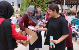  Öğrenciler yaptıkları bebekleri depremzede çocuklara hediye etti.