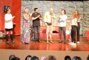 Sahnede doğum günü sürprizi