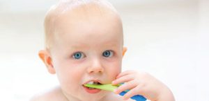 Çocukların diş bakımında ebeveynler istikrarlı olmalı