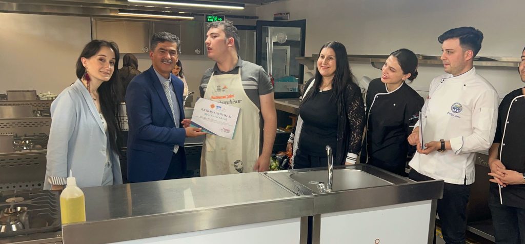 Engelsiz Gastronomi Mutfağı  öğrencileri sertifikalarını aldı..