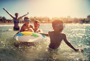 ÇOCUKLARIN SAĞLIKLI BİR TATİL GEÇİRMESİ İÇİN ÖNERİLER