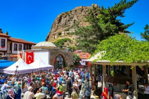 CUMHURİYETİN 100. YILINA ÖZEL 100 BİN KAP AŞURE DAĞILTILDI