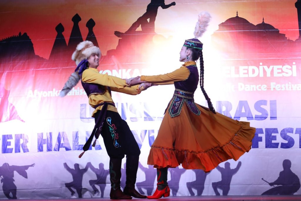 RENKLERİN KARDEŞLİĞİ