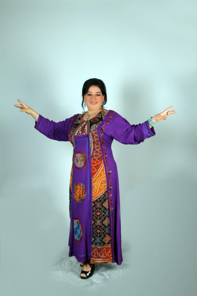 ŞÖLENDE AZERBAYCANLI SANATÇI SEVİL ÇAKAR SAHNEDE