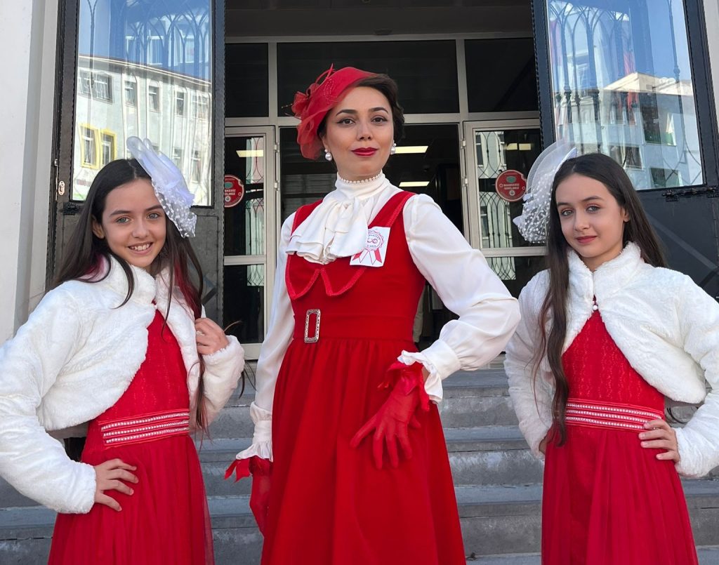 CUMHURİYET  DÖNEMİ KIYAFETLERİ İLE 100. YIL ÇOSKUSU