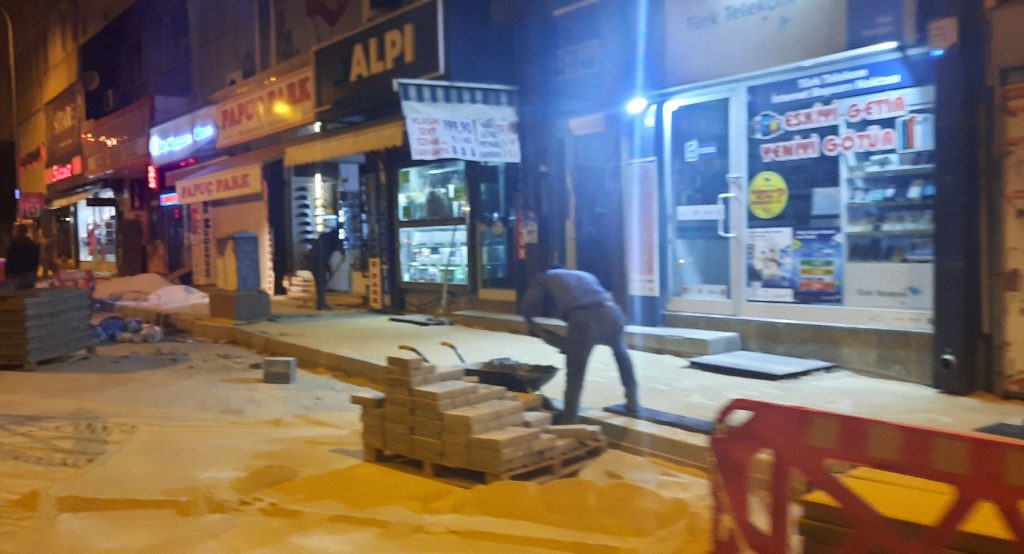 Afyon Belediyesi kaldırım çalışmalarını  gecede devam ediyor.