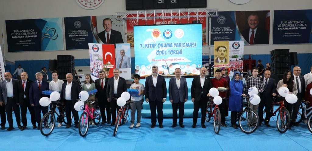 KİTAP KURTLARI ÖDÜLLENDİRİLDİ