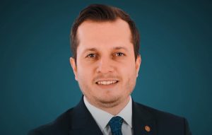  MÜCADELESİ VE HEDEFLERİYLE YOL GÖSTERMEYE DEVAM EDİYOR