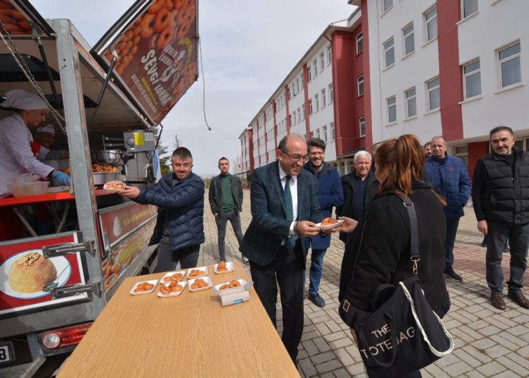 ÇÖL ÜNİVERSİTE ÖĞRENCİLERİNE LOKMA İKRAMINDA BULUNDU