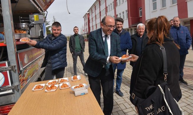  ÇÖL ÜNİVERSİTE ÖĞRENCİLERİNE LOKMA İKRAMINDA BULUNDU