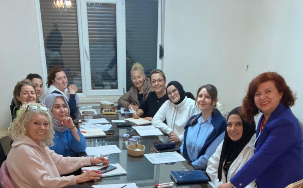  GÜL ANNELER’DEN YETİŞKİNLERE İNGİLİZCE KURSU