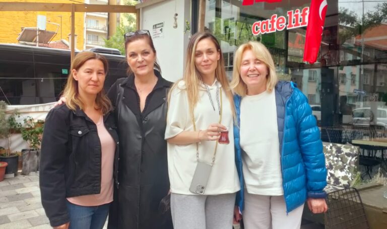 Sezon Finalinde ünlü oyunculara Cafelife’ta Keşkek ikram edildi.