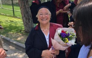80 yaşında  Ayten Kütahya  Tazelenme Üniversitesin den mezun oldu.