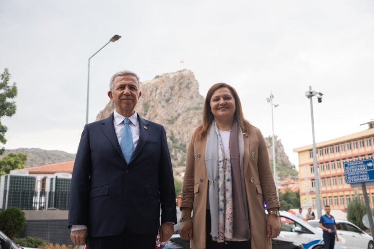 MANSUR YAVAŞ’TAN  AFYONKARAHİSAR BELEDİYE’SİNE ZİYARET 