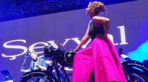 ŞEVVAL SAM’DAN SAHNEDE MOTOSİKLET SÜRPRİZİ